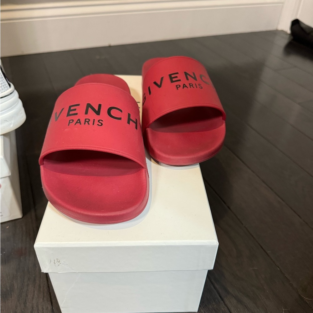 Givenchy logo slides